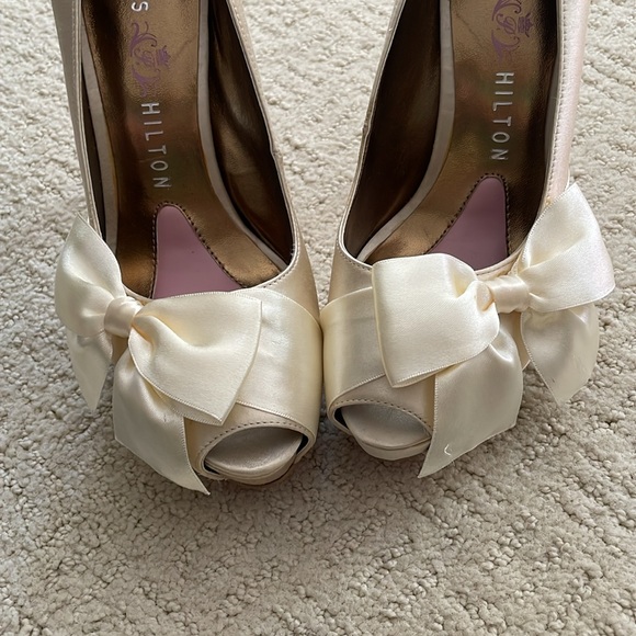 NWOT PARIS HILTON absolutely GORGEOUS ivory satin high heels! 6M - Picture 5 of 9